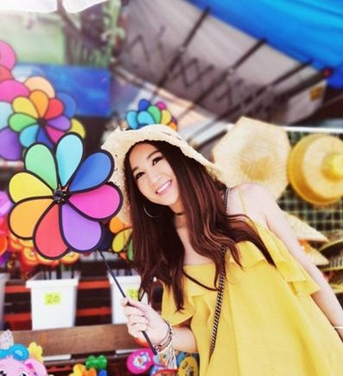 看温碧霞的正脸,眼神依然那么有神采.