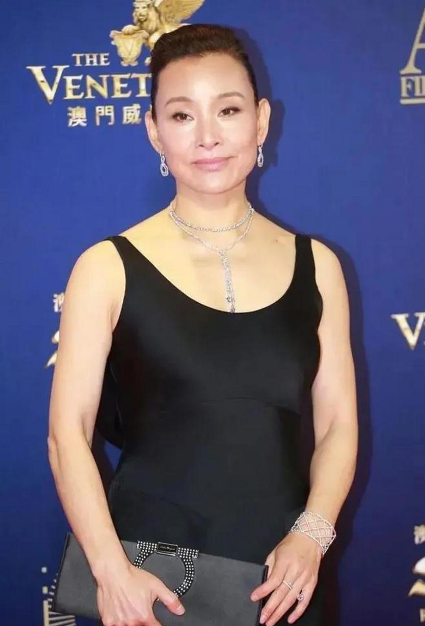 穿吊带裙暴露水桶腰,麒麟臂,和普通老奶奶没差别,陈冲是一位资深实力