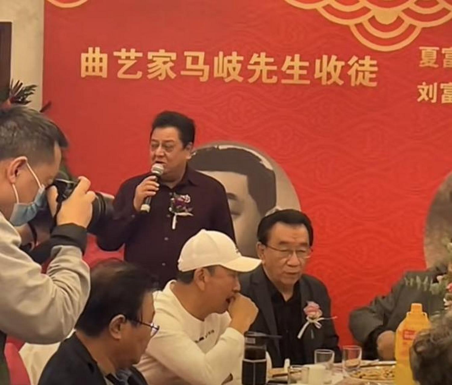 马岐,是一位著名的说书人,也是已故单弦大师马增蕙的弟弟,歌手谢东的