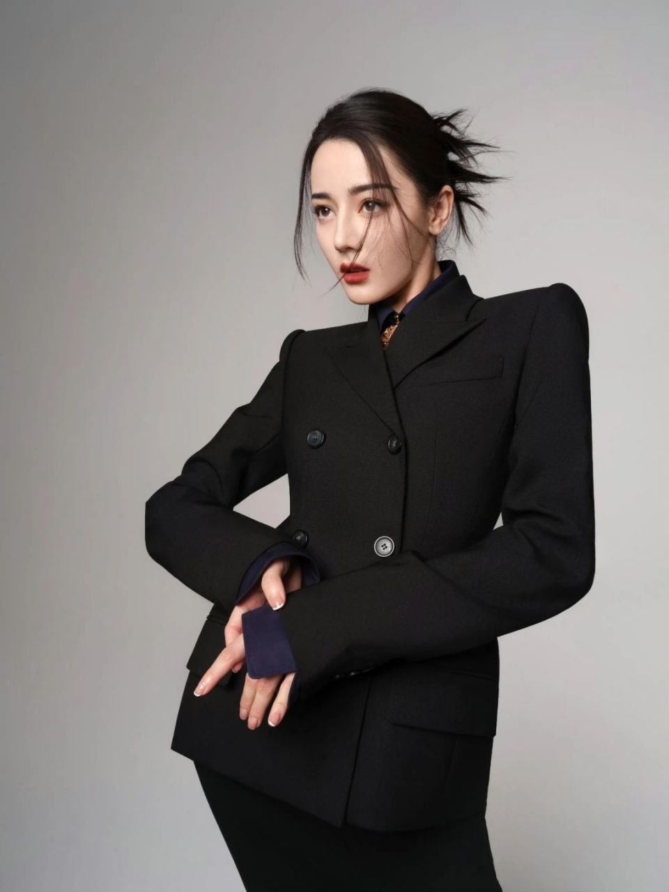 热巴新照写真来袭 热巴工作室今日po图一组, 穿了一身黑色西装裙套装