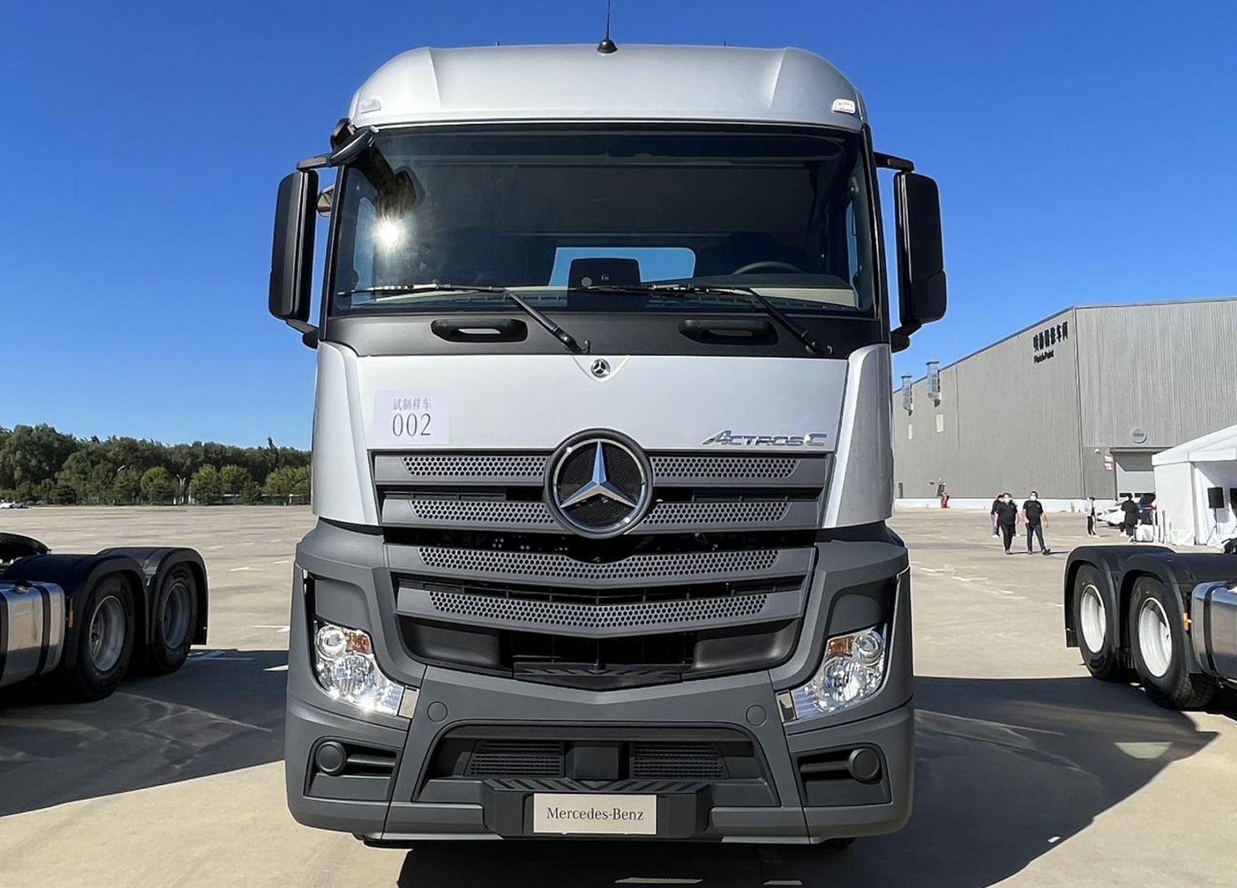 梅赛德斯-奔驰首台国产重卡——阿克托斯将于12月10日正式上市.