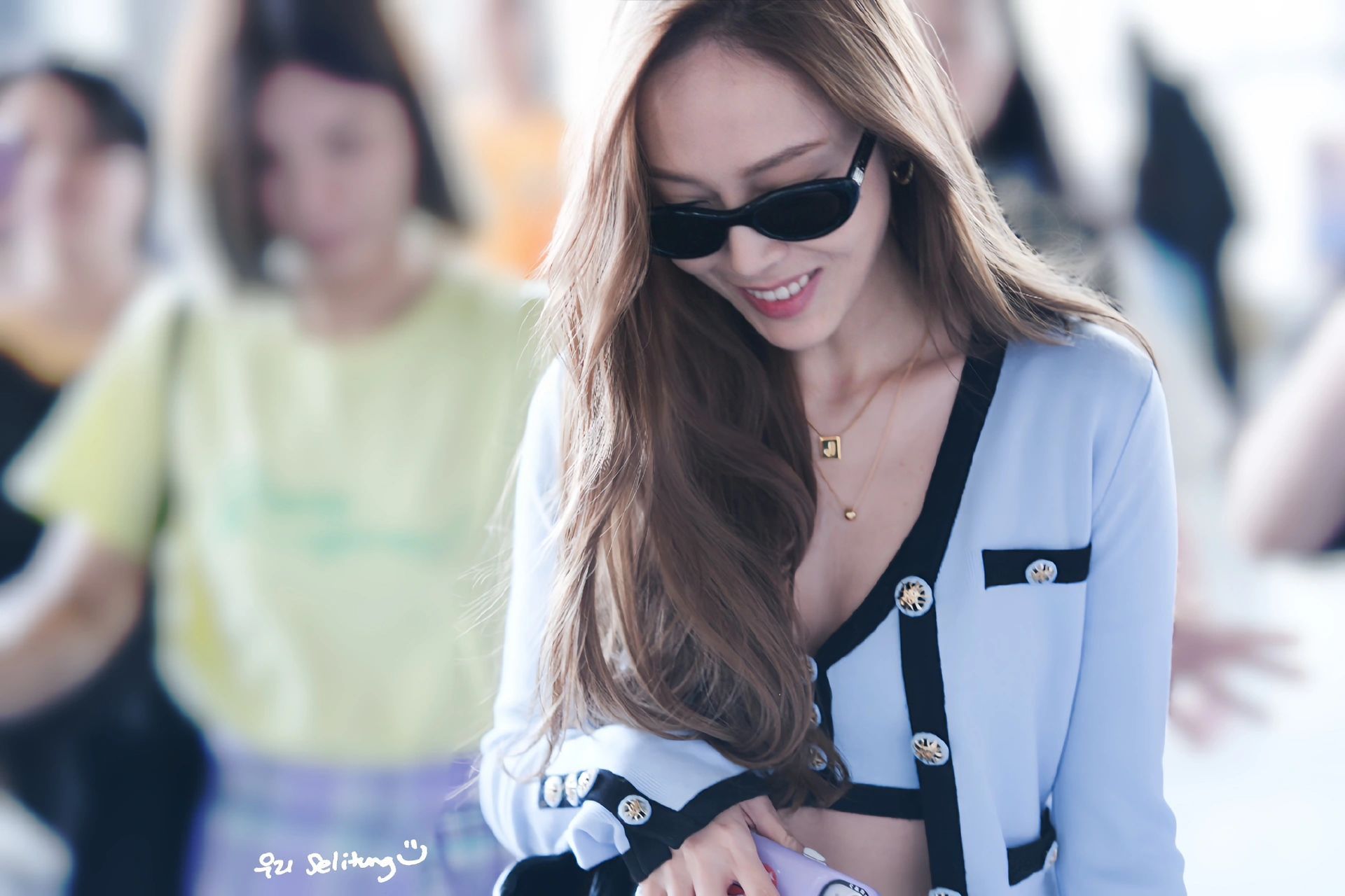 郑秀妍今日海口机场私服穿搭,卡子姐今天又辣又优雅,状态好好!