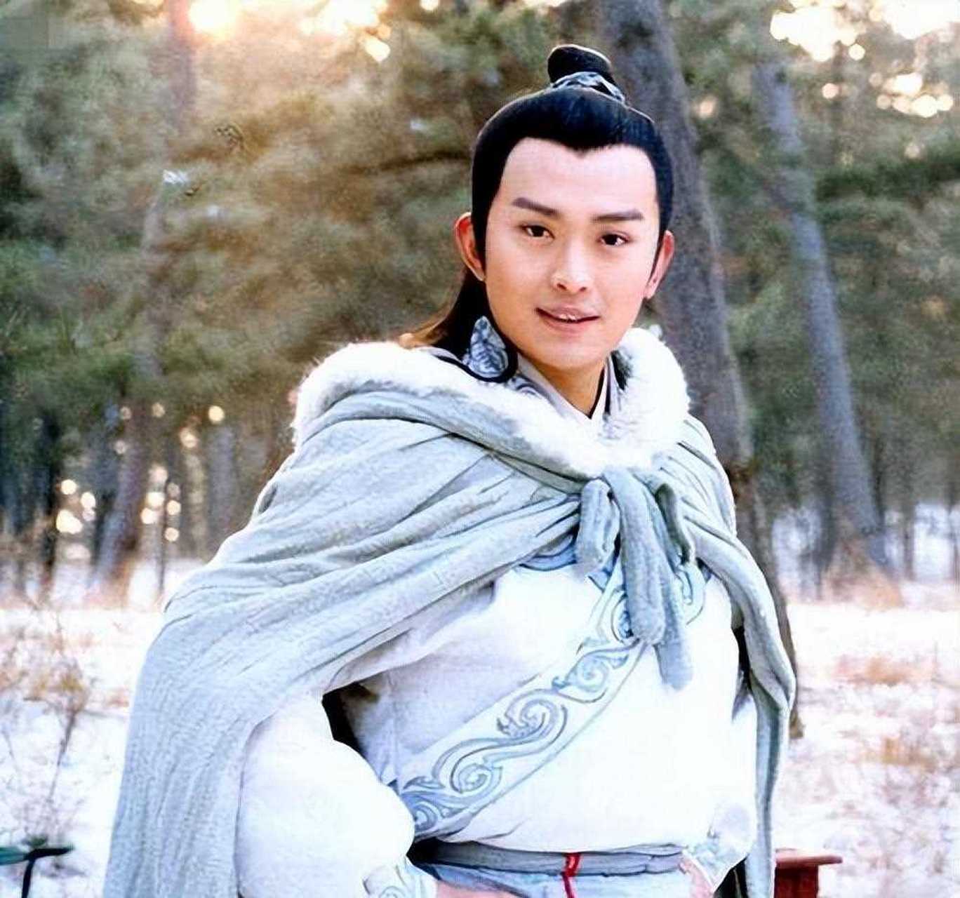 [啊] 年轻时候的黄海冰可是名副其实的美男子,一双剑眉冷峻刚毅,天庭