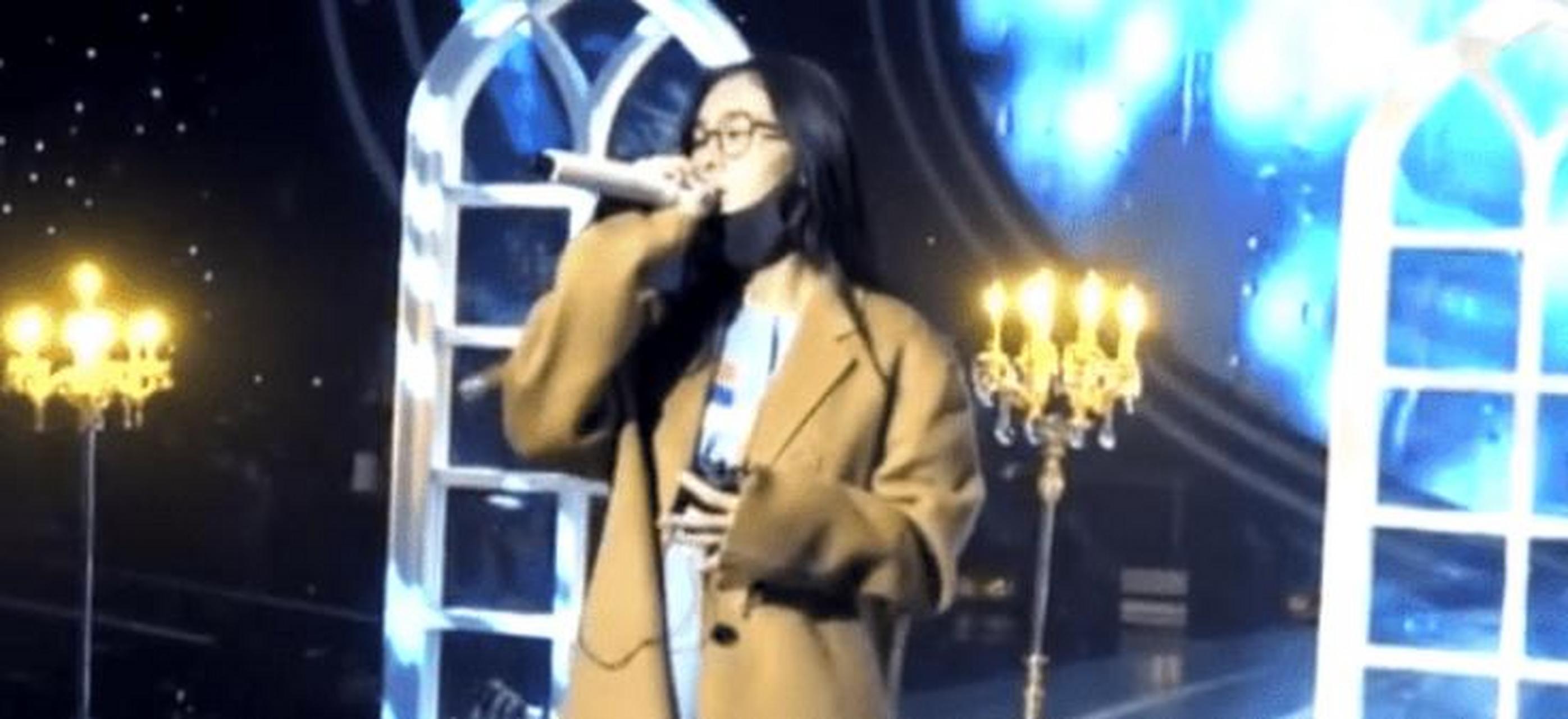 网友翻旧账成事后诸葛亮,张碧晨挺孕肚工作被赞,呢大衣也引热议 郑爽