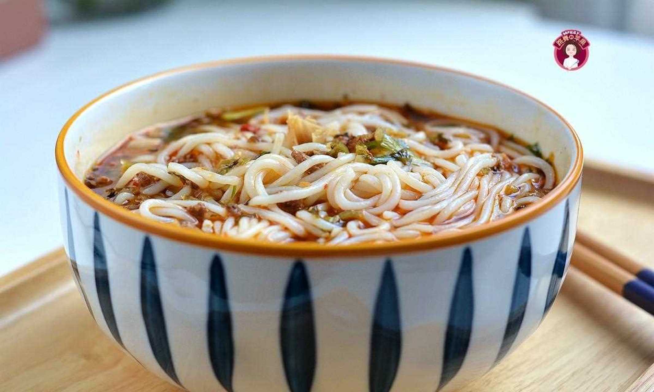 滇西小哥正宗云南小锅米线,果然好吃够味!她不火才怪呢!