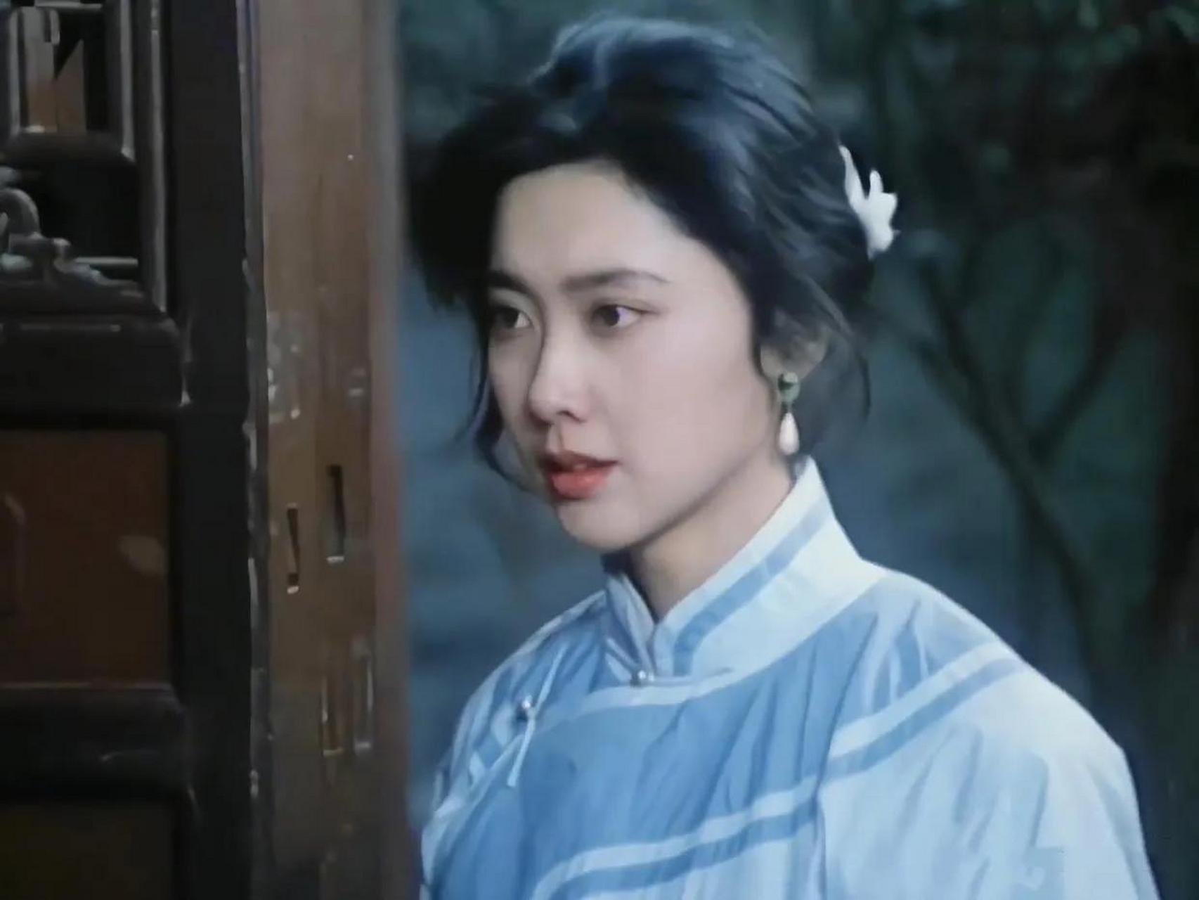 年轻时的朱琳国色天香,不施粉黛,清新自然,清新若莲花.