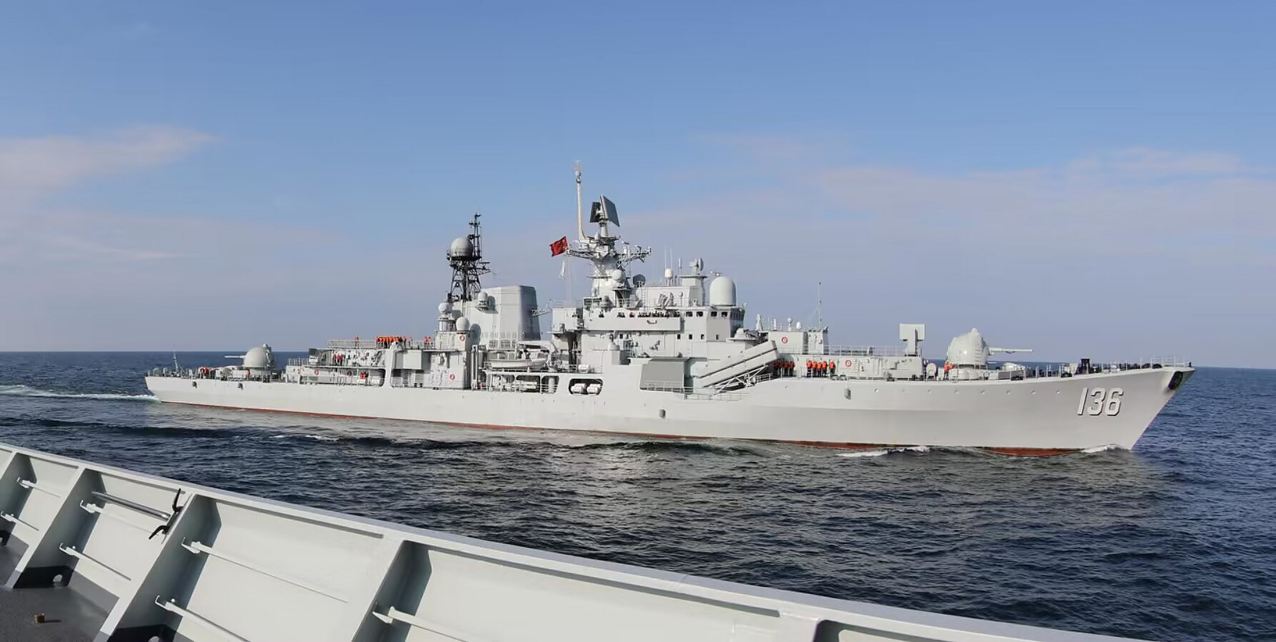 我国海军现代级导弹驱逐舰杭州舰,由于原始设计的原因,这型军舰虽然