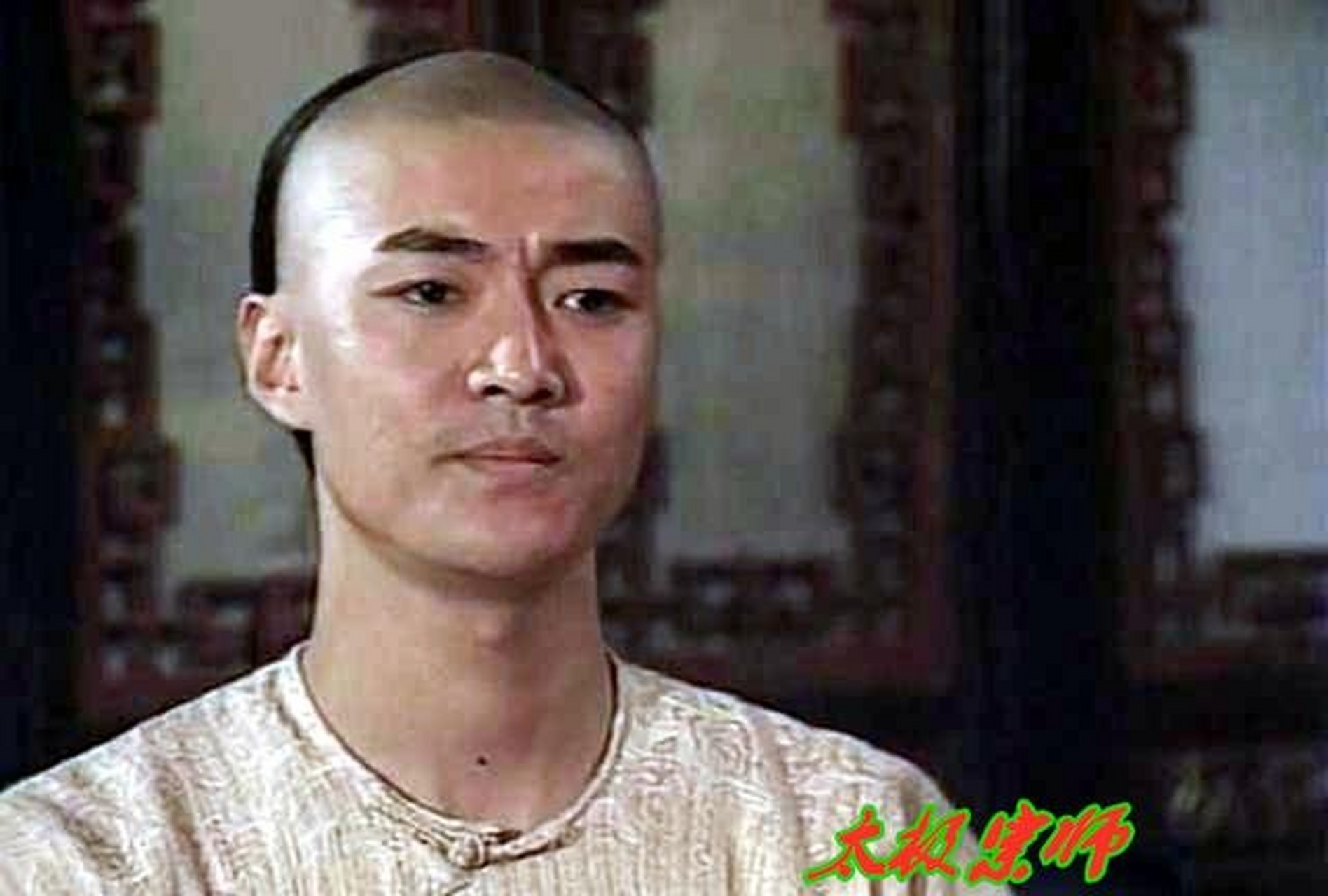吴京饰演的杨玉乾,嘴上总是挂着笑容,好像旭日初升一般和煦,干净而又