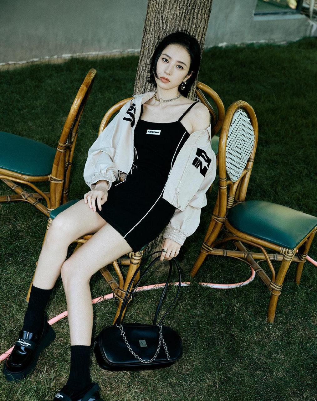 周雨彤最新大片演绎多种风格穿搭, 自由舒适,随性自然,或是飒爽酷帅