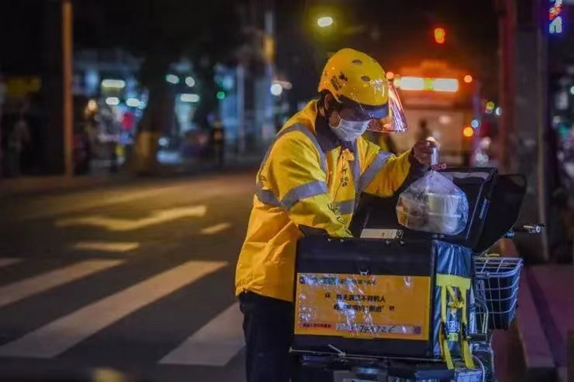 外卖小哥夜晚送餐图片图片