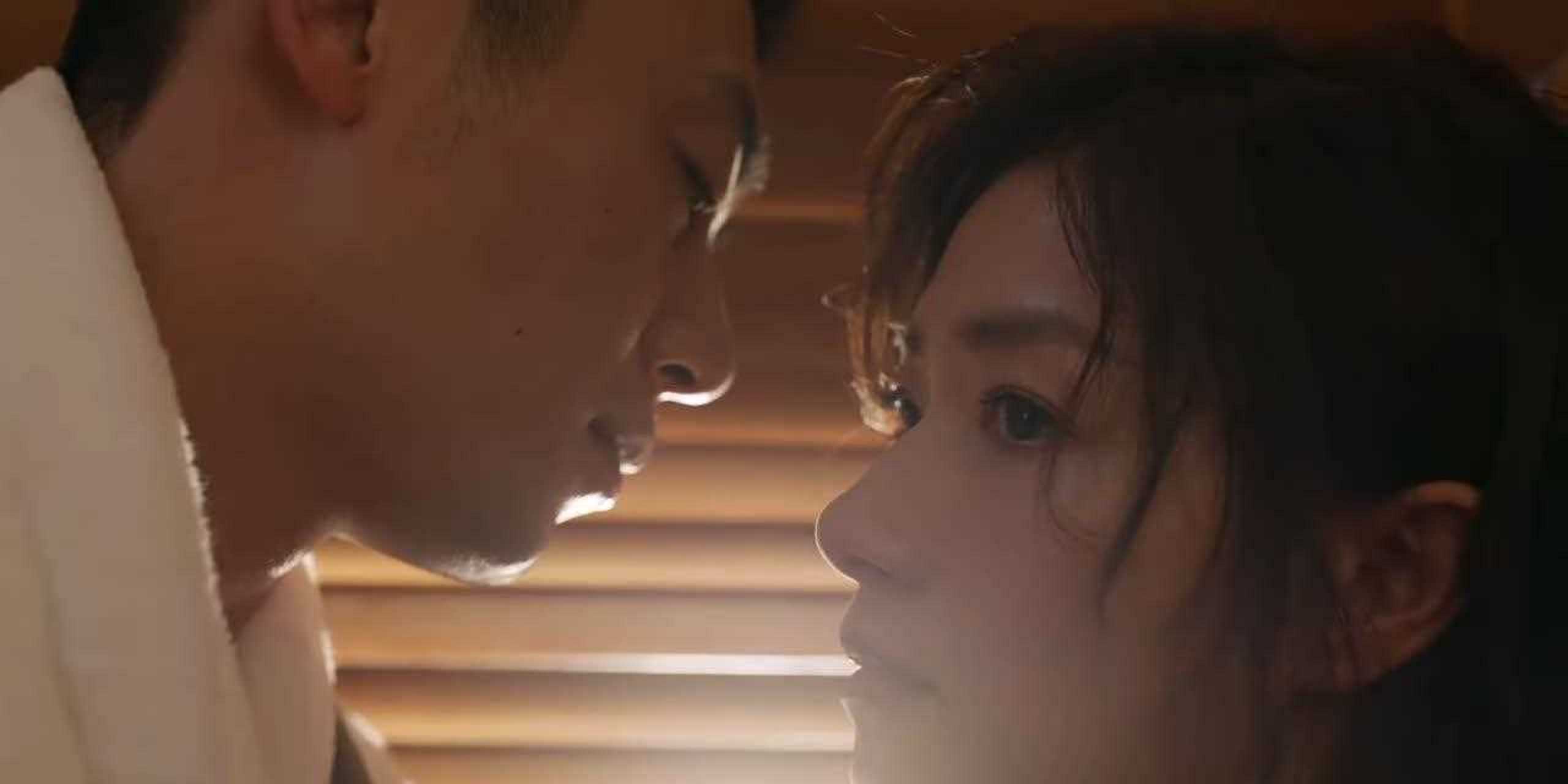 与此同时,在隔壁的男浴池中,一个男人也正在脱衣服.