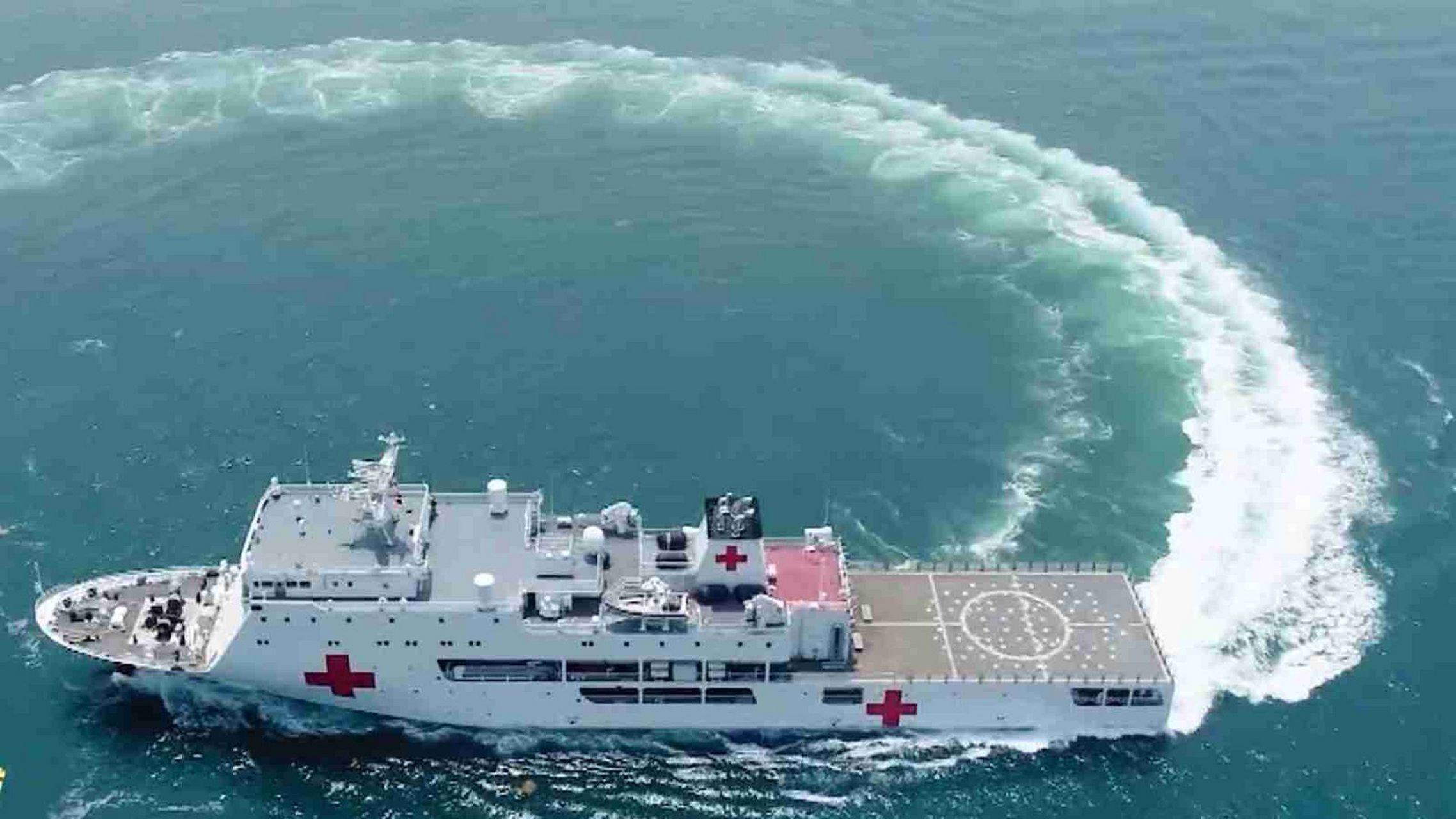 北京时间11月30日,"南医13船"归建入列仪式在南沙永暑礁军港码头