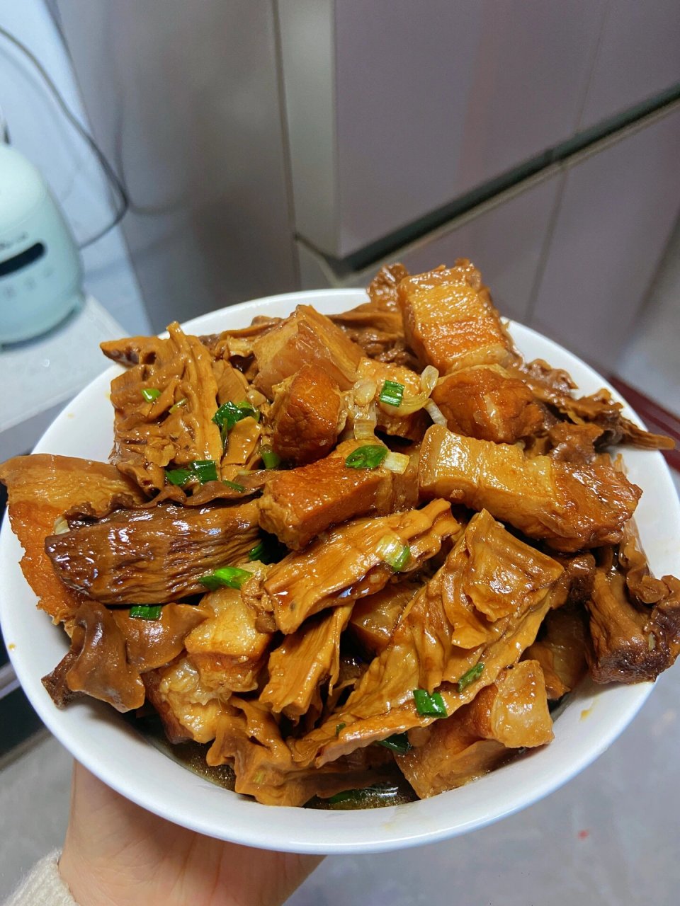 笋香伴着肉香 脆嫩爽口 亲戚拿来了一些老笋干,用来焖五花肉,笋干吸足