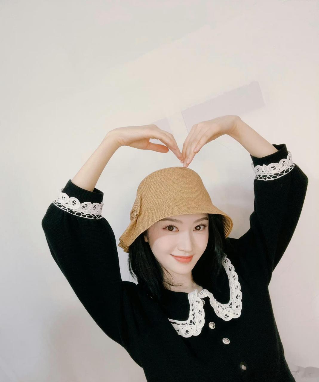 景甜最新营业照,娃娃领衬衫 蝴蝶结草帽造型,扶帽檐嘟嘴太可爱了!
