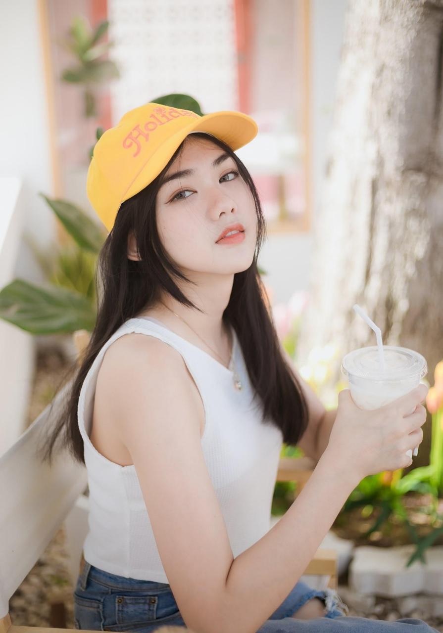 大圆脸的越南女生,一身休闲简约的穿搭,甜美笑容展现出阳光与自信