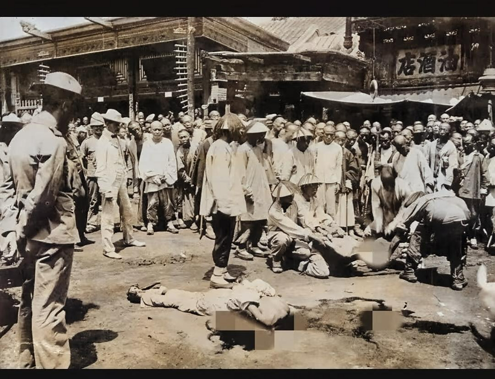 这是1901年在北京菜市口山处决囚犯的照片.