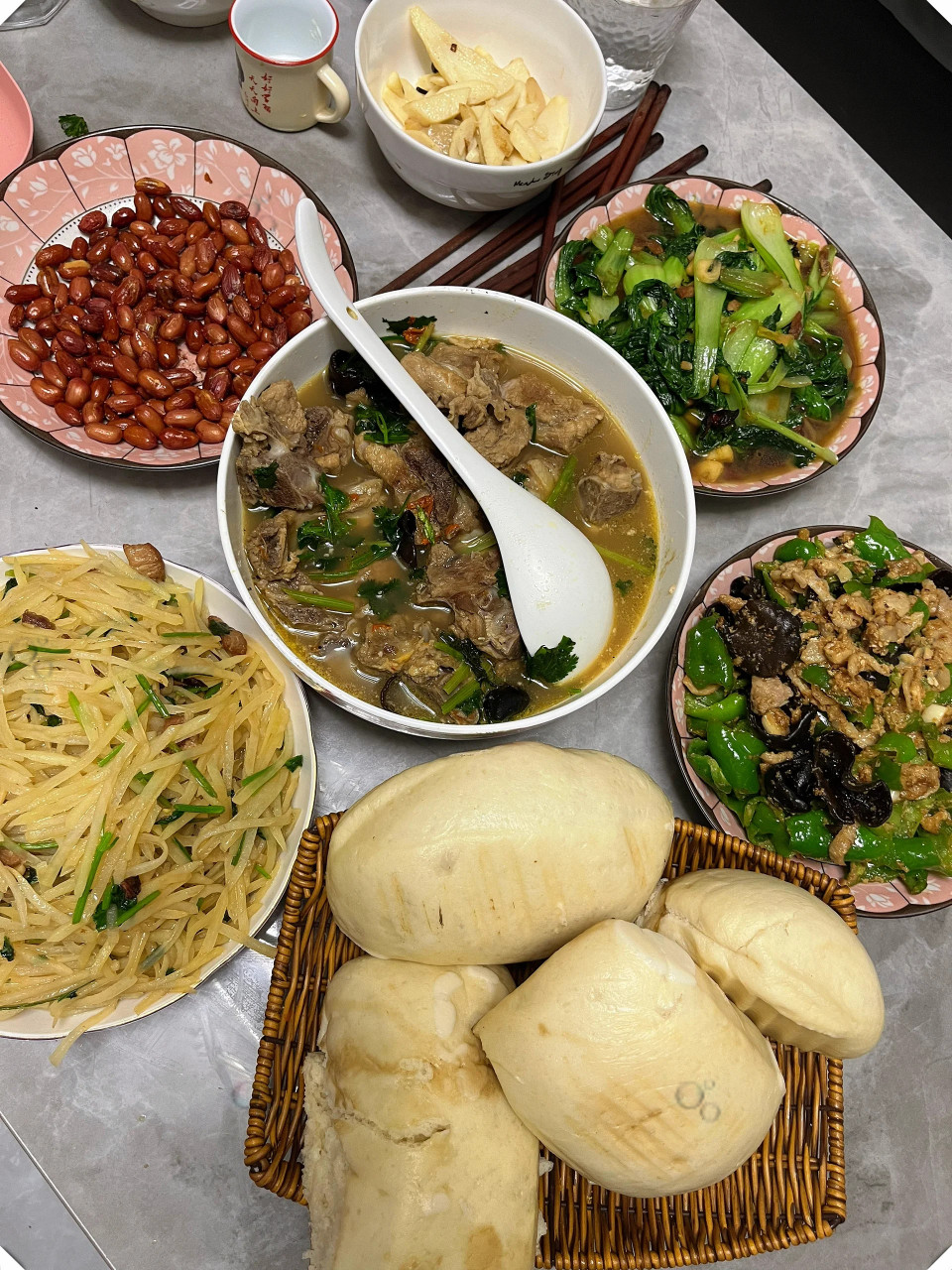 家常便饭,美味又健康  今日的晚餐是自家制作的辣椒炒肉,肉丝裹上鸡蛋