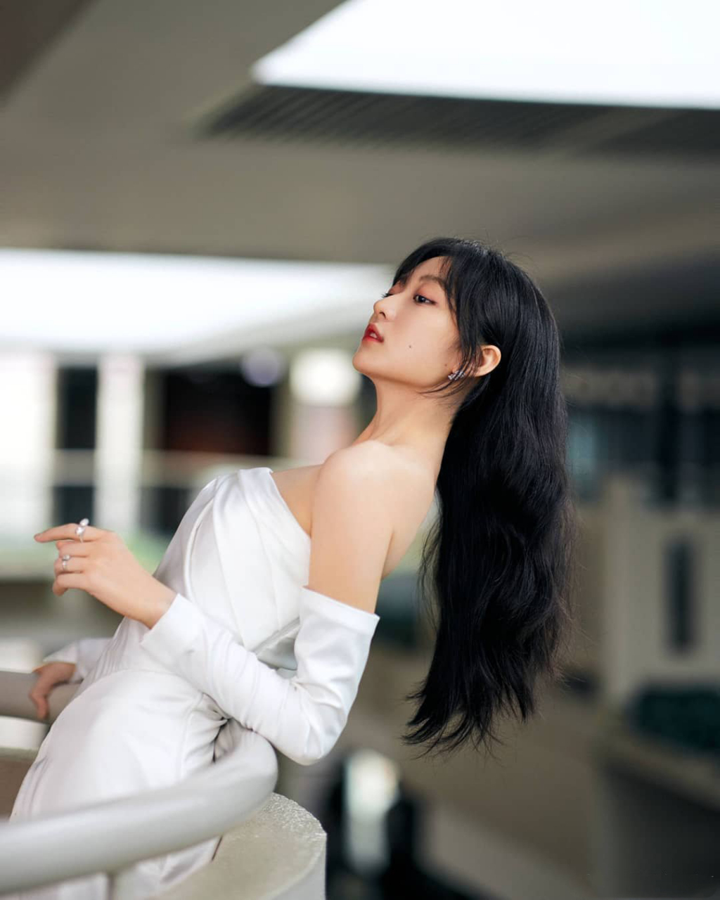 孙千#一袭白色抹胸长裙,优雅大气性感十足!