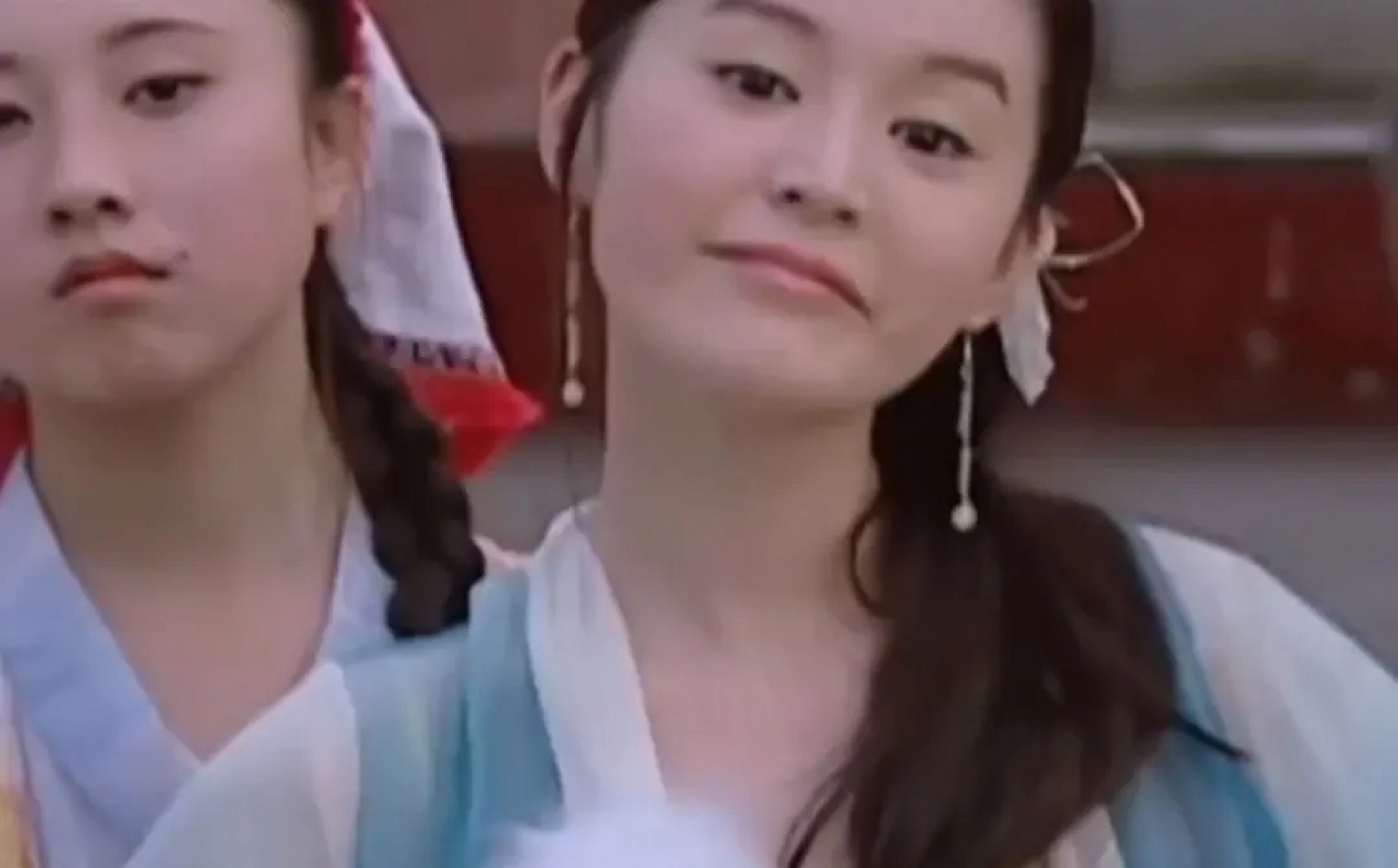 不知道大家有没有发现,小鱼儿与花无缺里饰演小仙女的柏雪之前红翻天