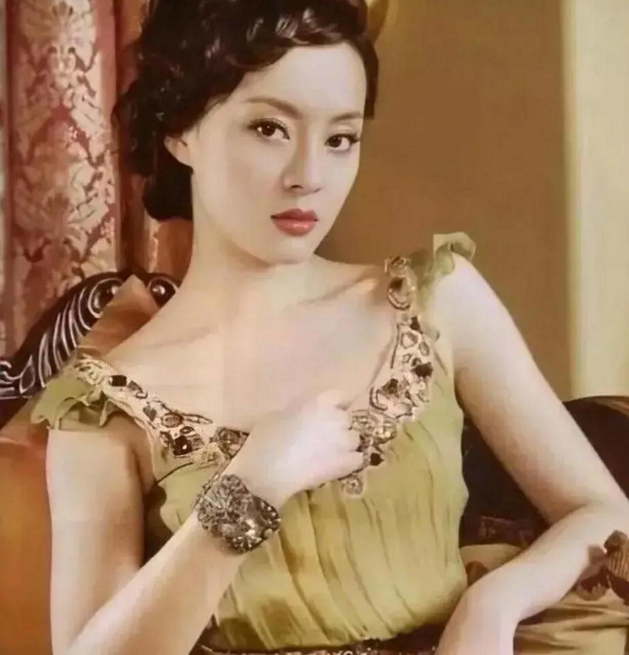 年轻时的孙俪拍的一组贵妇写真照,柔情似水,美艳迷人.