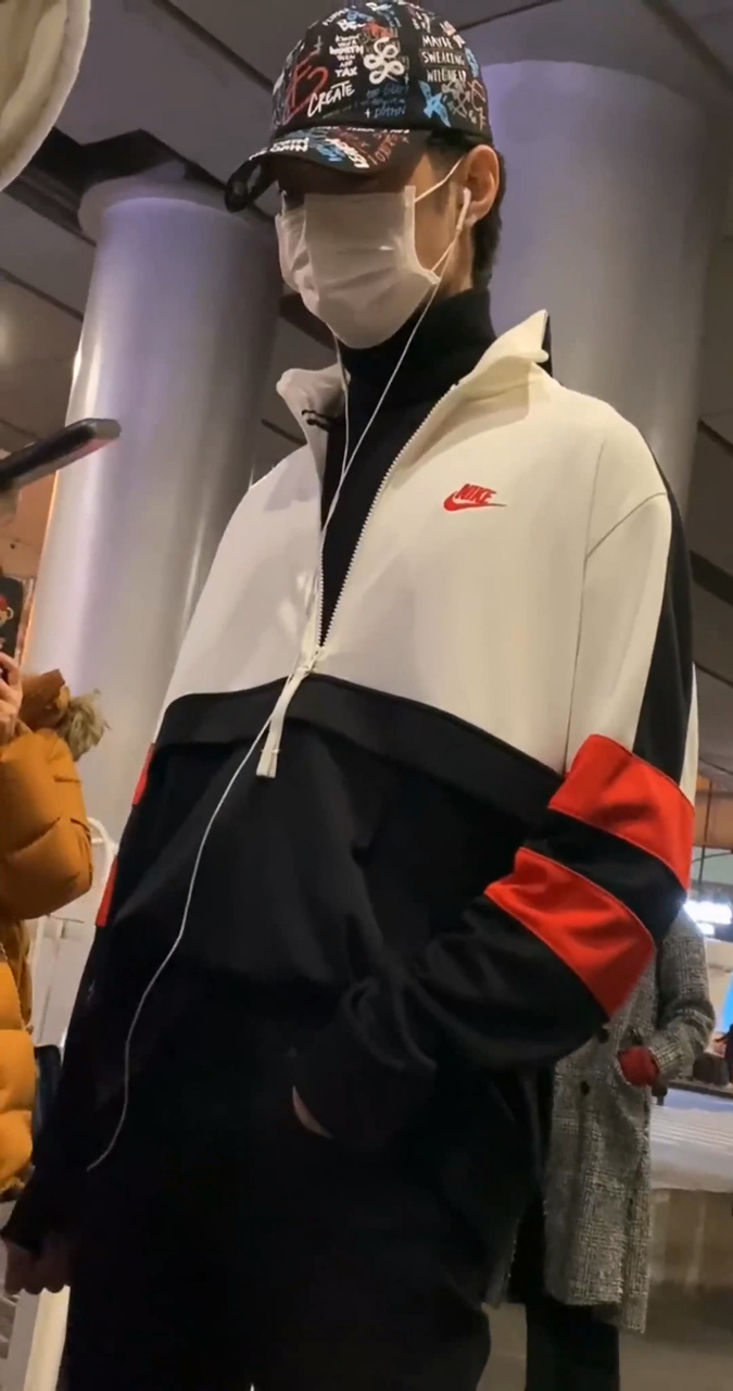 赖冠霖现身机场,低头沉默不语感觉快哭出来了!网友-请理智追星