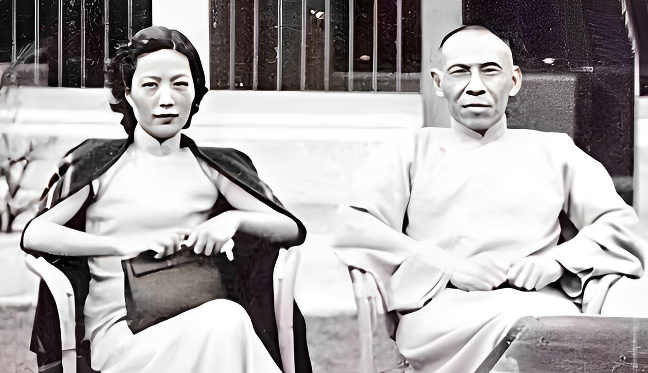 当一位恩人带着他的儿子到来时,杜月笙的妻子沈月英低声说:"试着把五