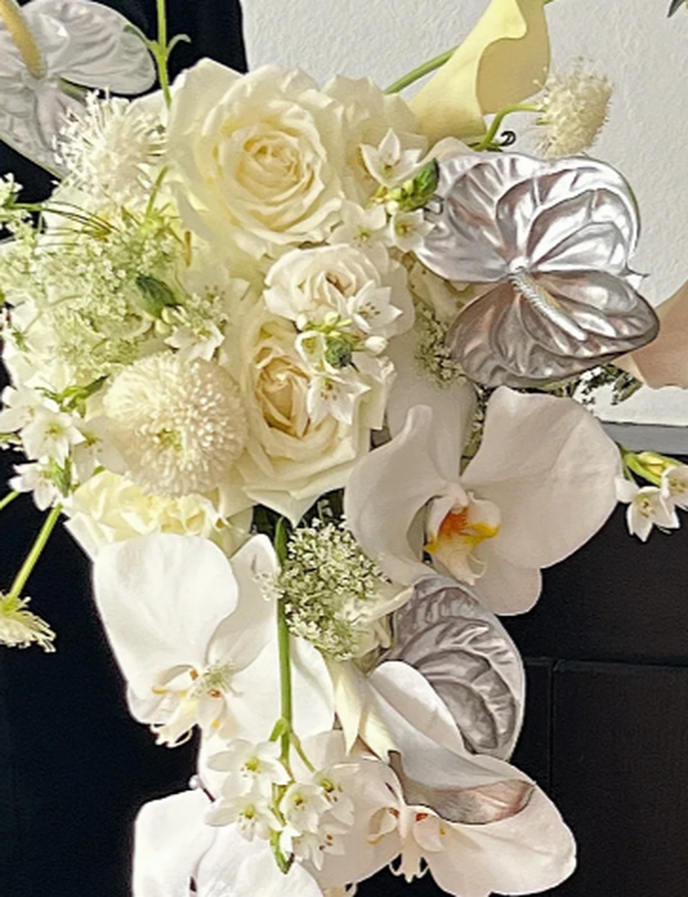 清新脱俗:银白色水滴手捧花的独特魅力 这款银白色水滴手捧花,以其