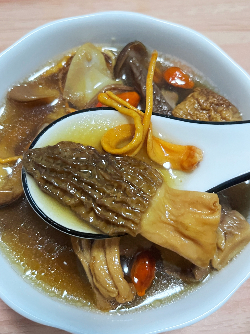 99【龙骨菌菇汤】 02所需食材:猪龙骨  菌汤 02做法: 11566