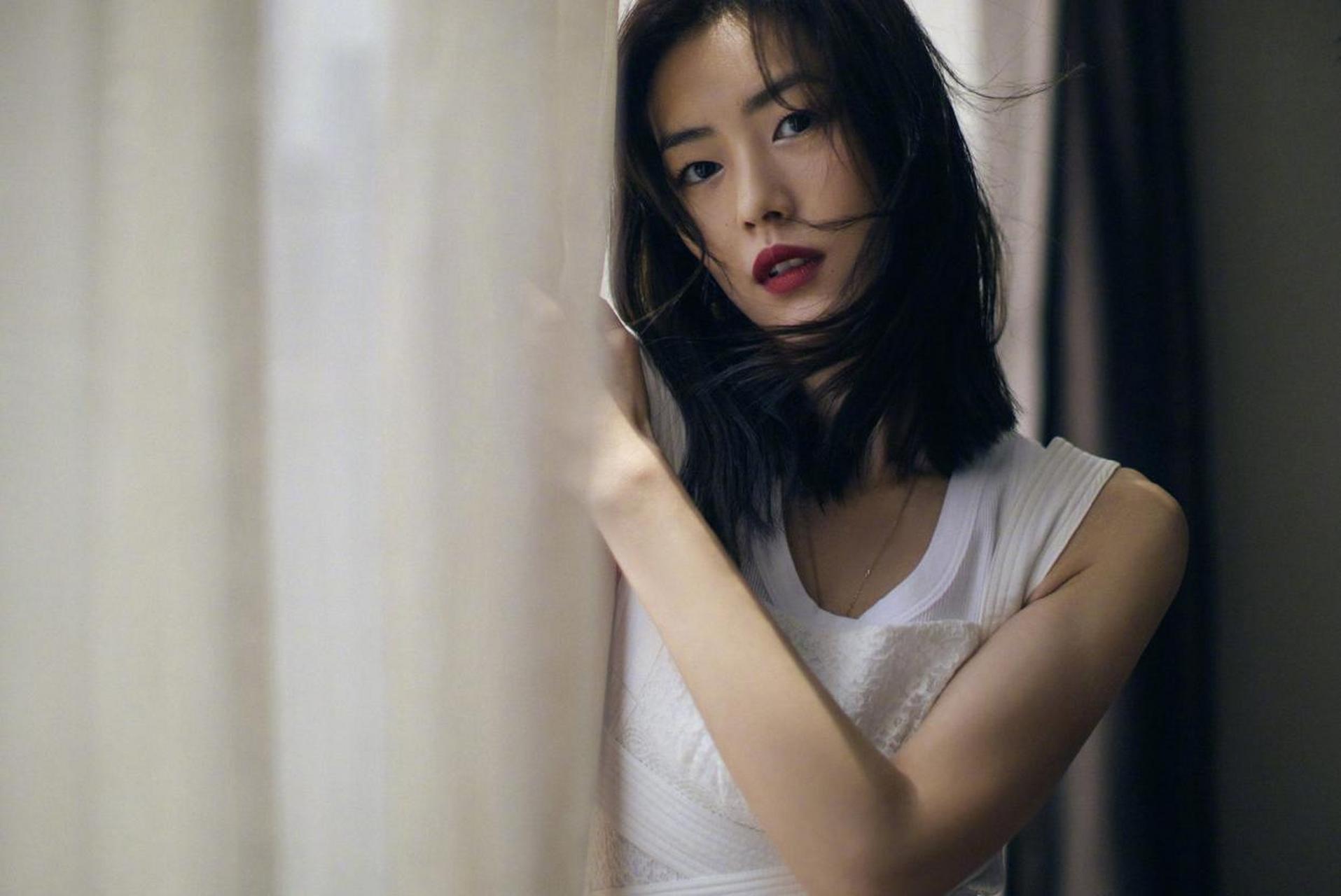 刘雯的中短发造型利落清爽,红唇白裙,有一种都市女孩的美感,非常吸睛.
