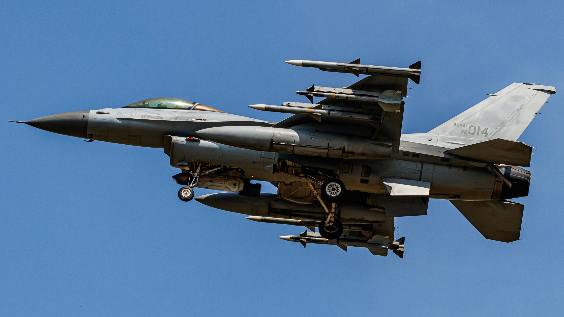 高分辨率图像# 韩国f16的4中2近挂载,弹体上的黄环代表实弹,感谢推