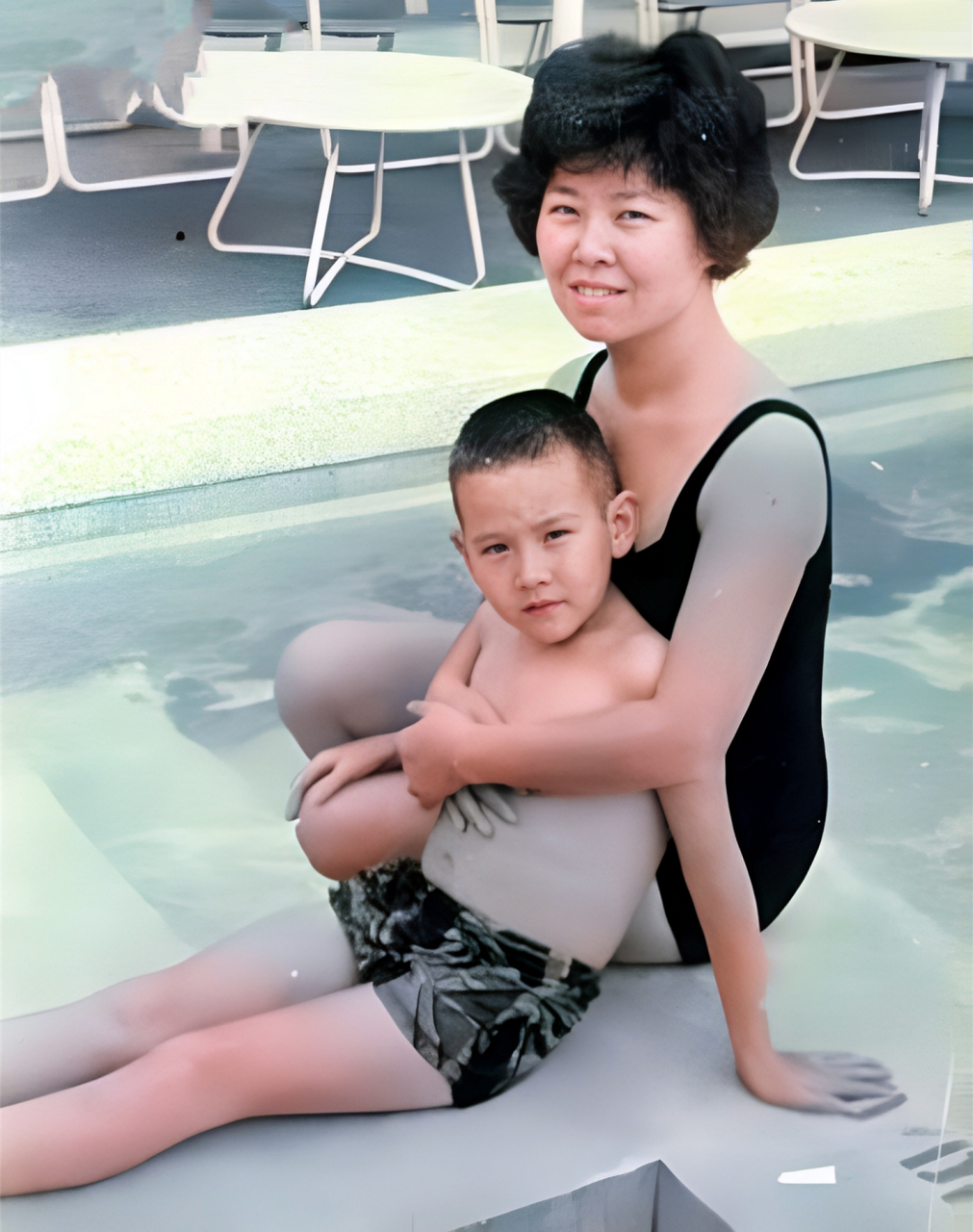 这是歌唱家费翔的父亲费伟德与母亲毕丽娜.