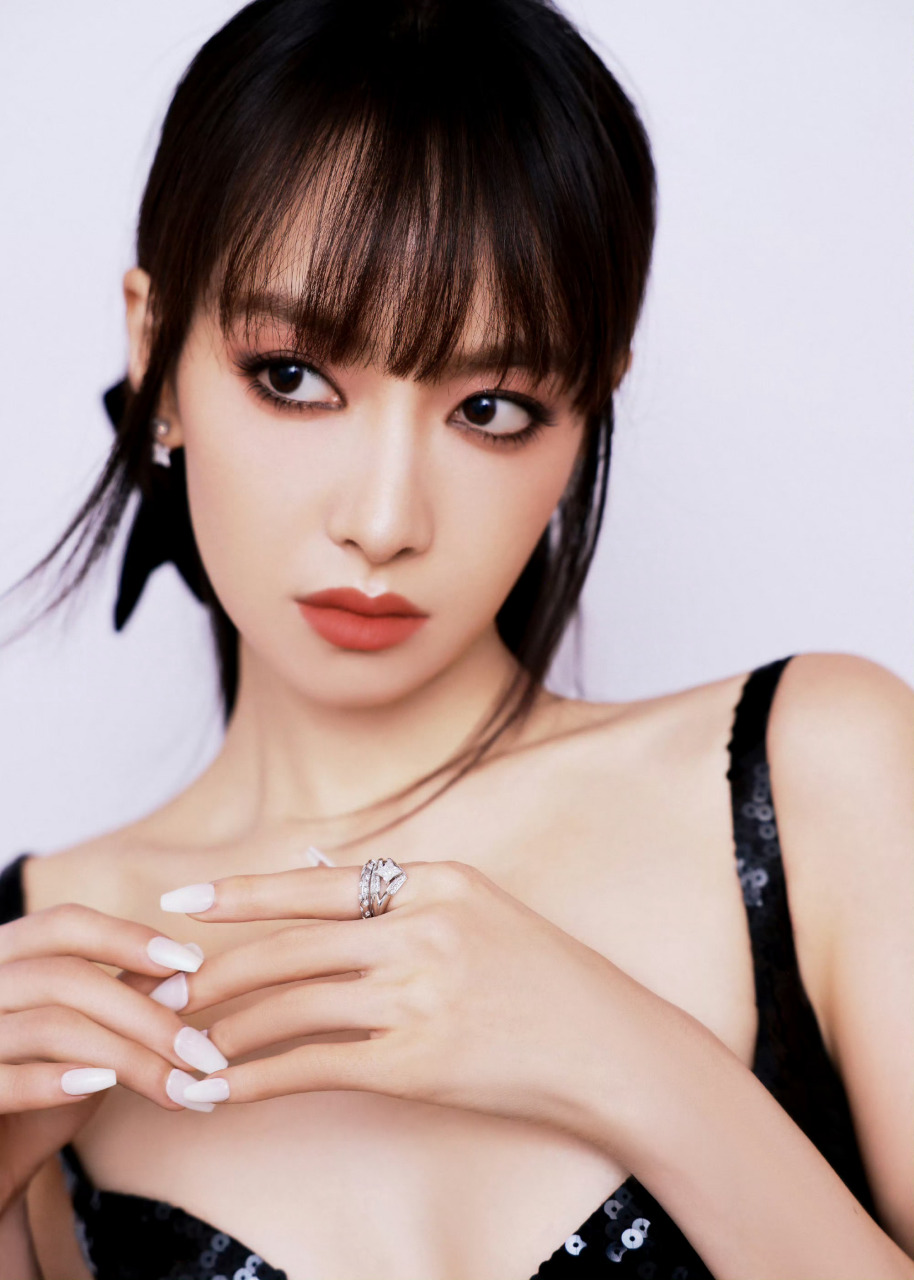 宋茜星光大赏第二套造型,亮片和羽饰的完美融合,今晚最为凌厉而迷人的