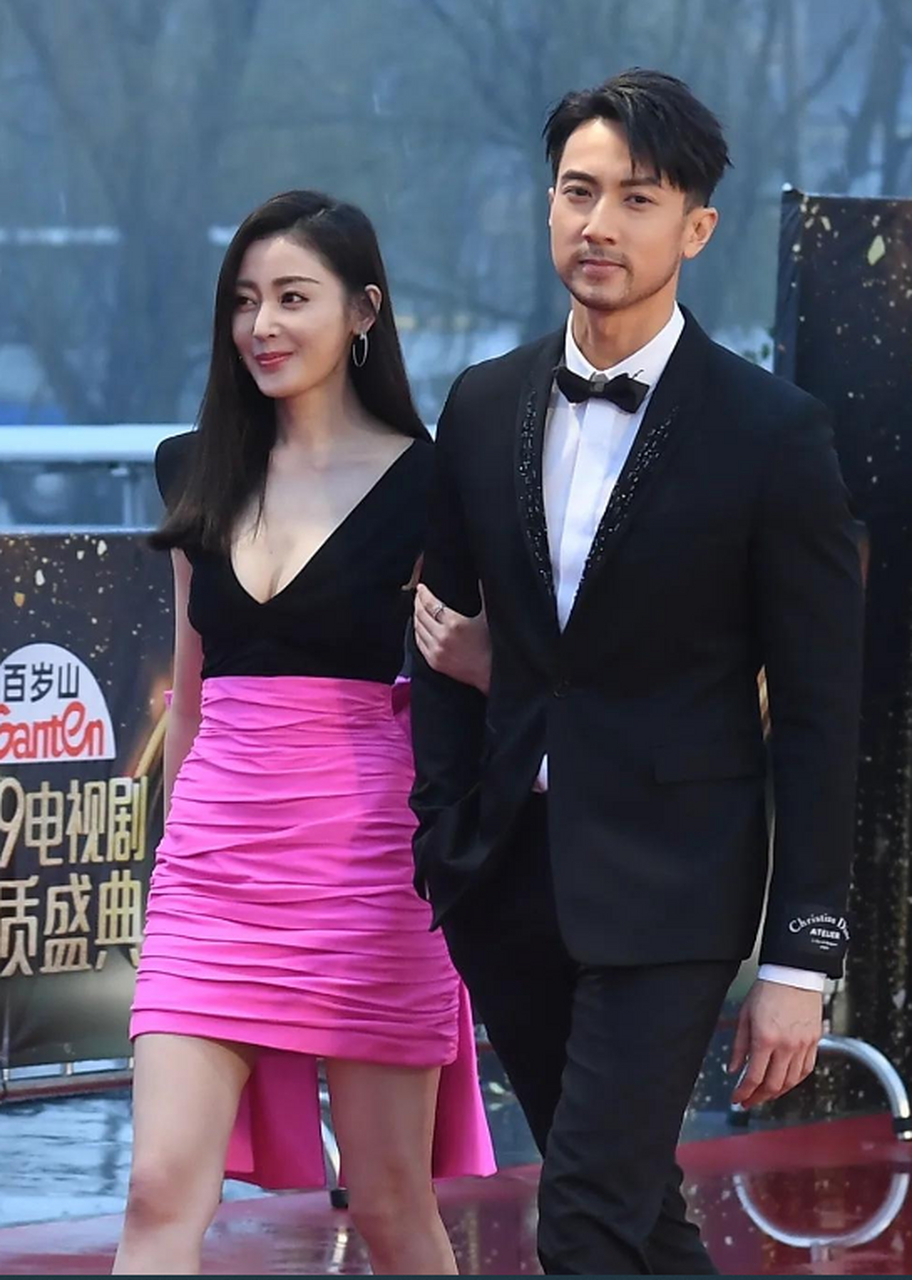 张天爱和吴尊一起出席活动,美女穿上高跟鞋挺高的.