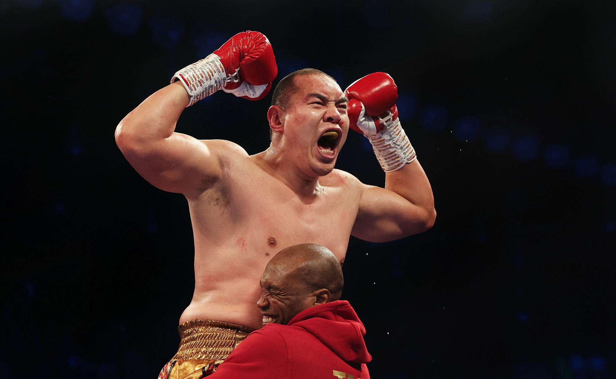 拳坛上,有一位中国重量级拳王,他的名字叫张志磊.