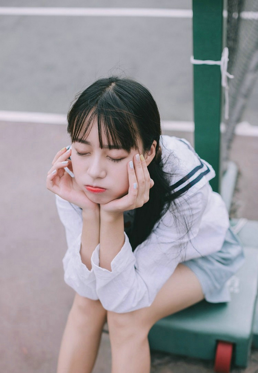 青春美貌的少女,校园操场唯美摄影写真