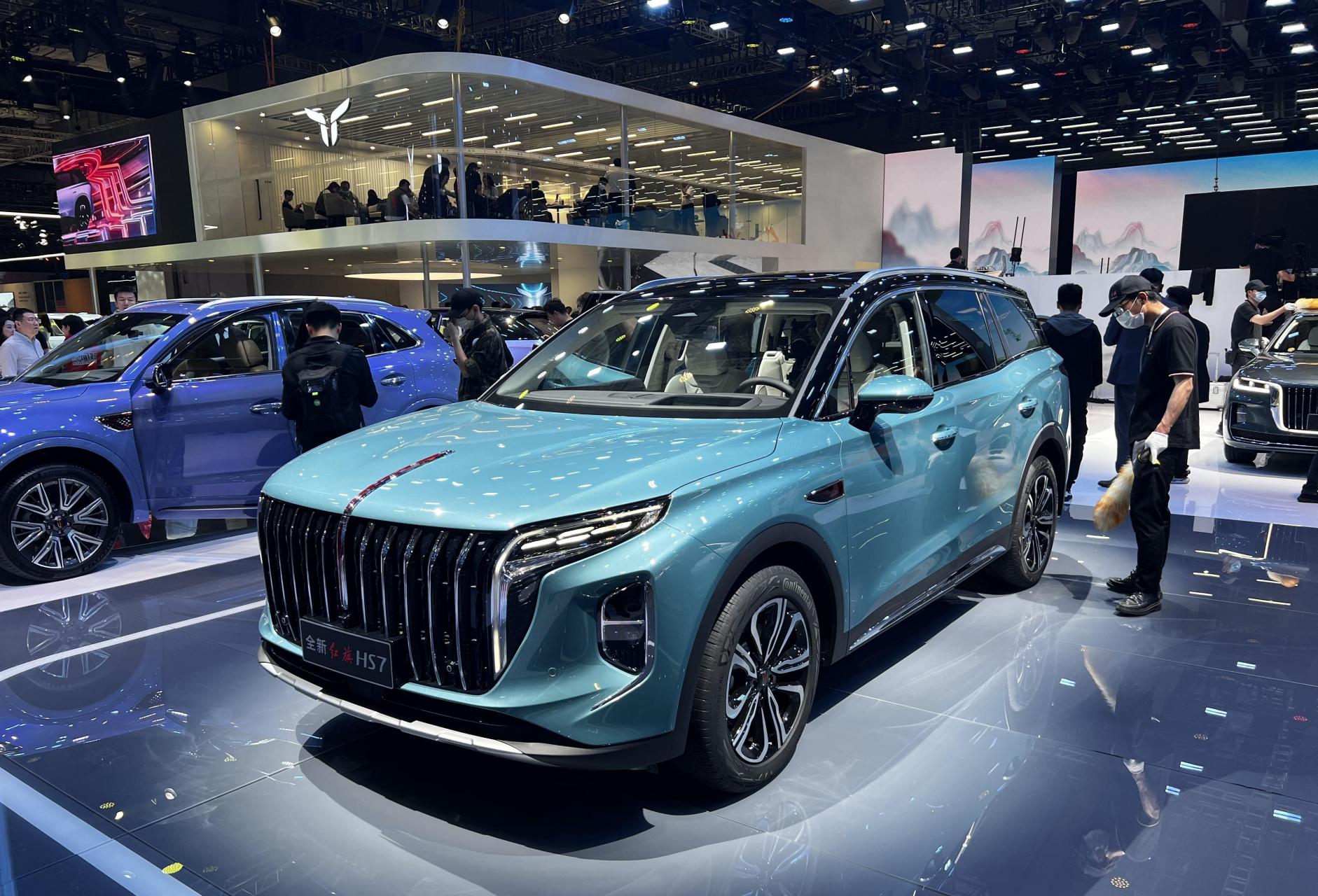 4月18日的上海车展,全新一代的红旗hs7首发亮相,新车换装了全新家族化