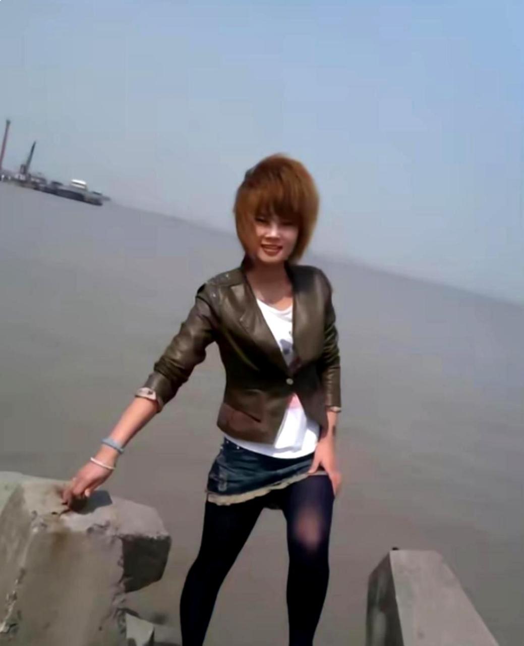 这位女孩的十年前的杀马特发型,让人想起了李宇春.