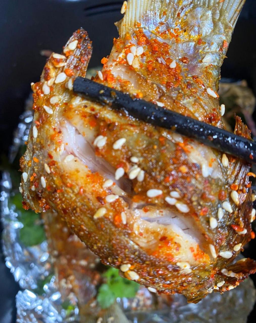 食材:鲫鱼,香菜,芝麻,辣椒面,胡椒粉,孜然粉 做法: 1鲫鱼