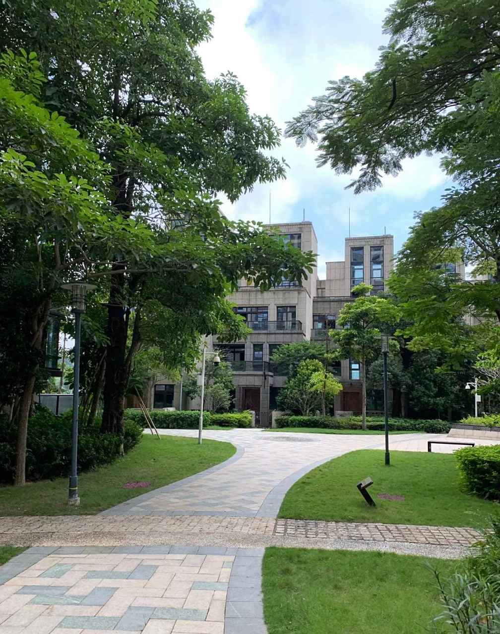 福田的万泽云顶香蜜湖真的是豪宅区,果然有钱喜欢住山上,绿树成荫