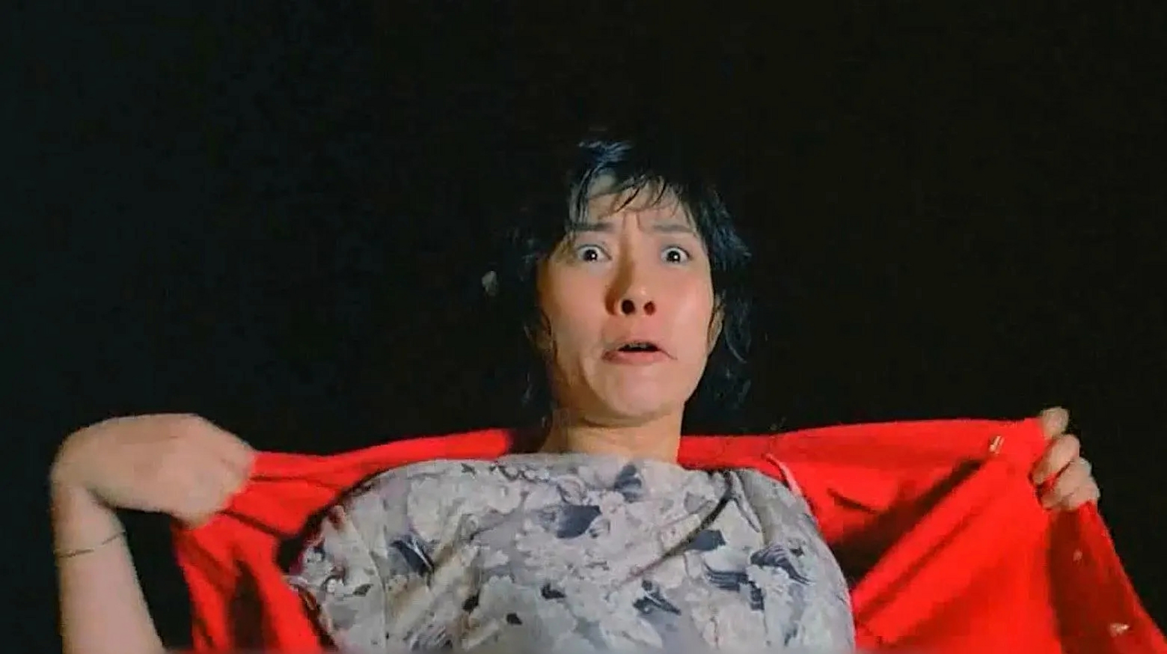 周星驰《回魂夜》中不解的一个疑问,红衣女子听到给钱之后,为何瞬间大