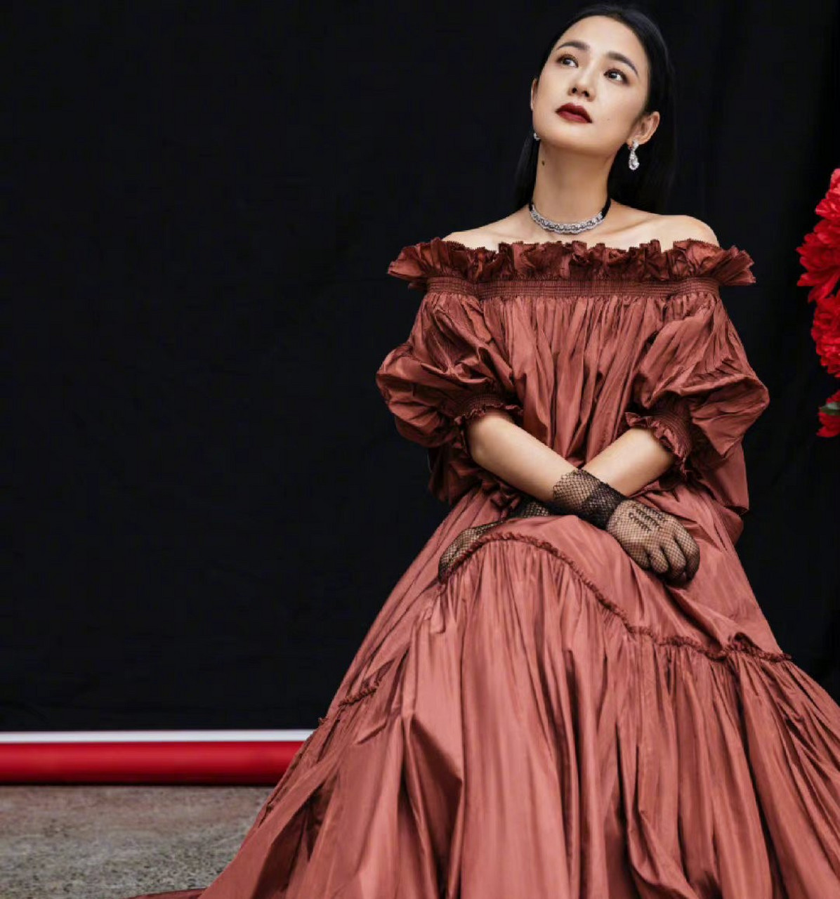 mcn风帆计划#周韵登上《时尚芭莎》11月刊封面,美人依旧