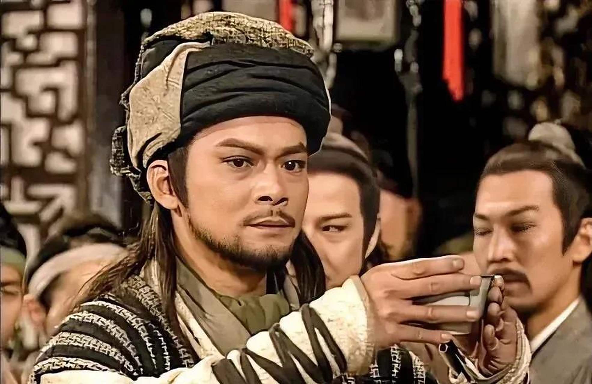 而许多人发出的黄日华"侠气冲天"的剧照,已经是他中年时期了,这墅他