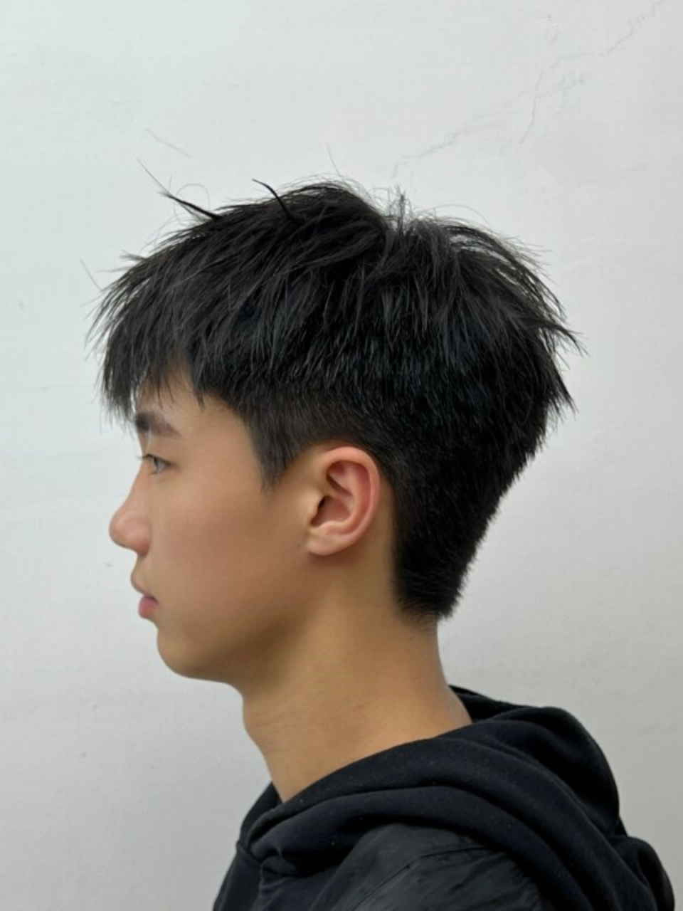 干净清爽的碎盖 阳光少年感  简洁明快的碎盖发型,展现出阳光少年特有