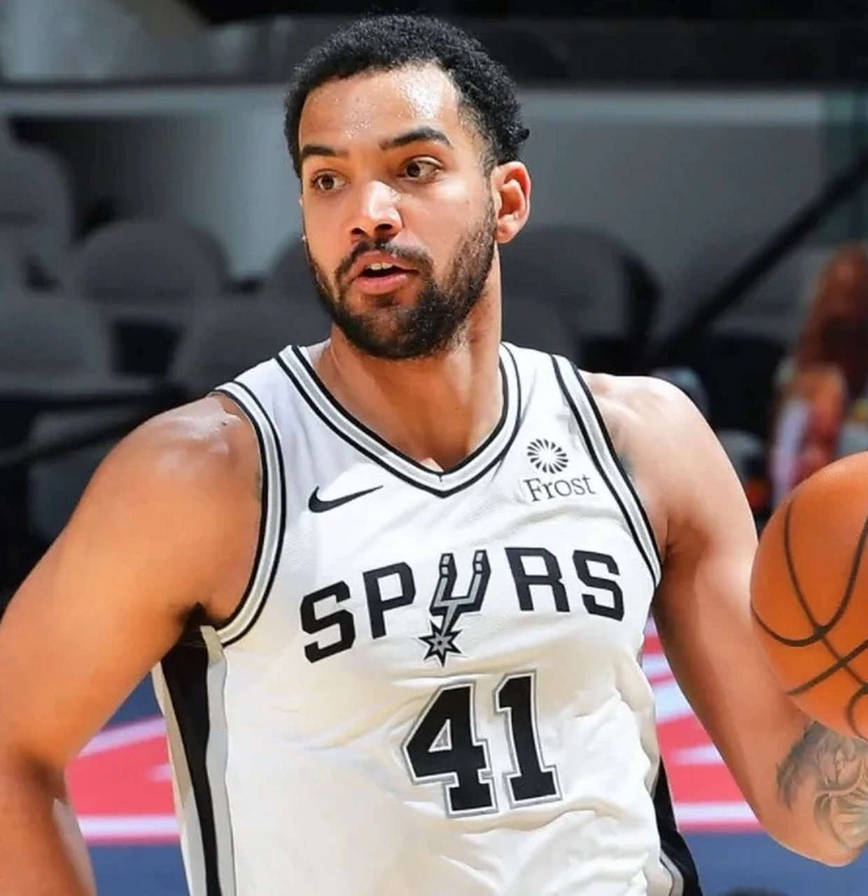 2020-21赛季,莱尔斯代表马刺出战,场均可以得到5.0分3.7篮板.