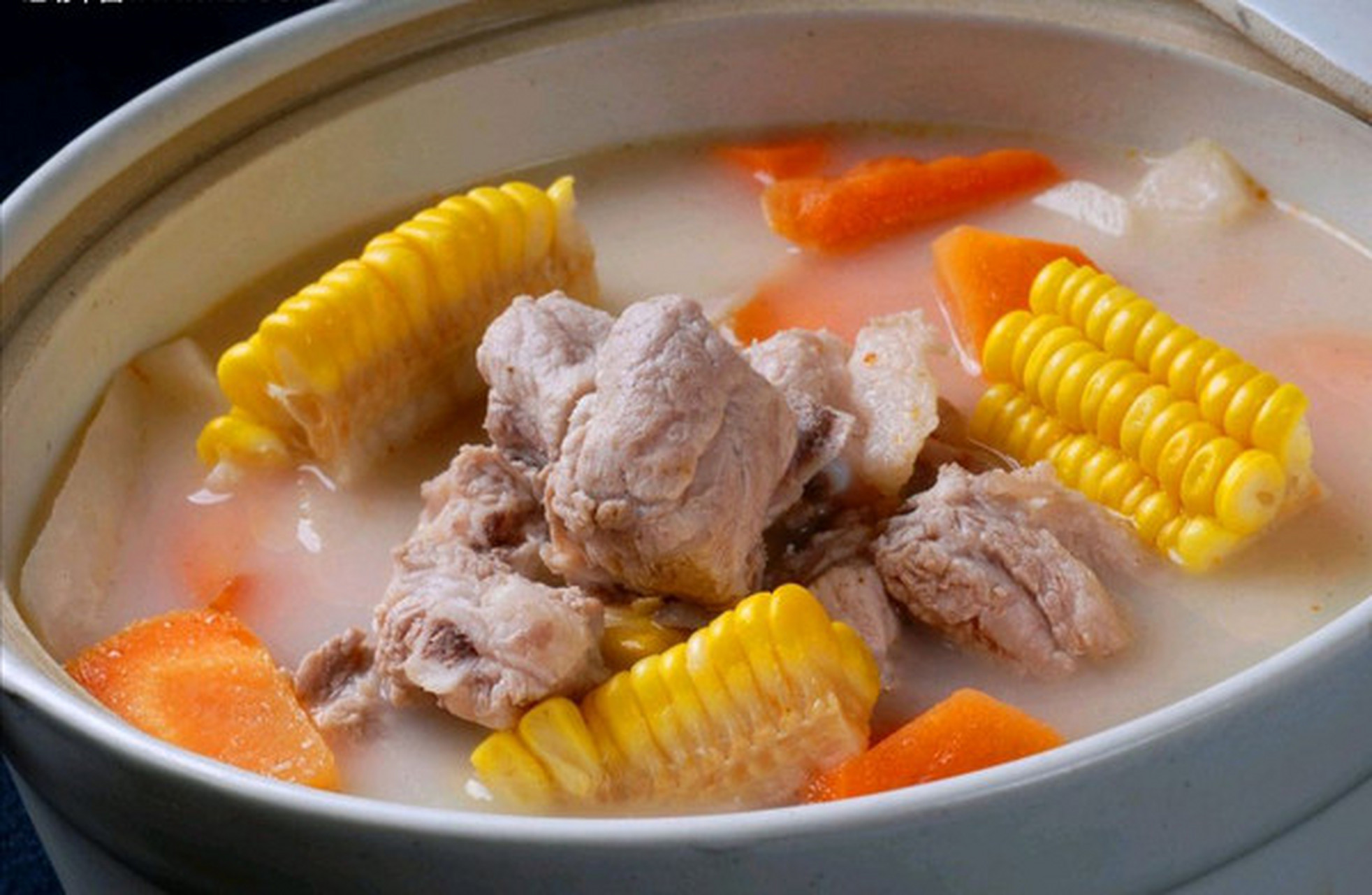 玉米排骨汤的家常做法小技巧 1)加入食盐能够有效地去除表面的污渍和
