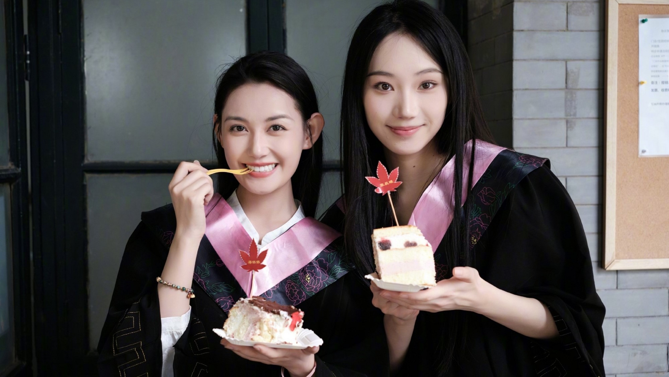 6月14日,中戏校花蒋依依在社交媒体上晒出毕业照,瞬间引爆了网络
