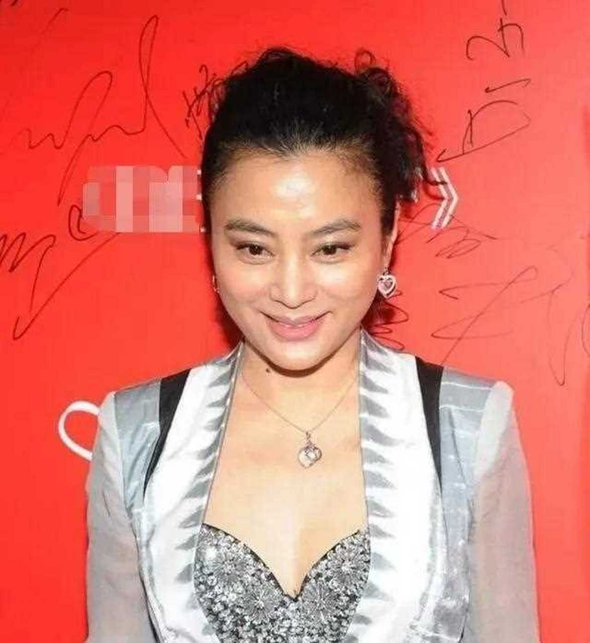 近60岁的李玲玉,这,太惊艳了!穿透视装配哈伦裤,性感又随性!