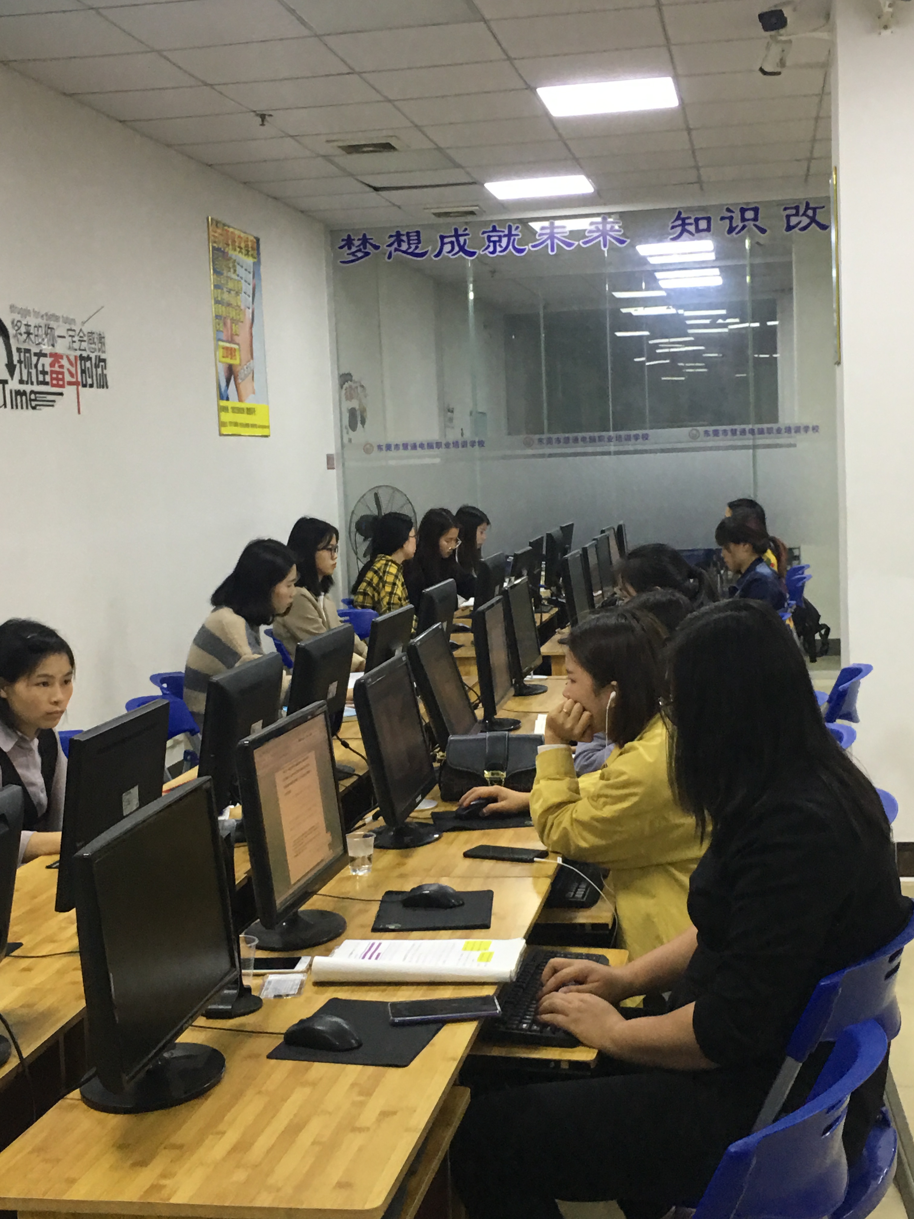 这是一家在当地有着广泛知名度的培训机构,十年老店,其课程设置涵盖