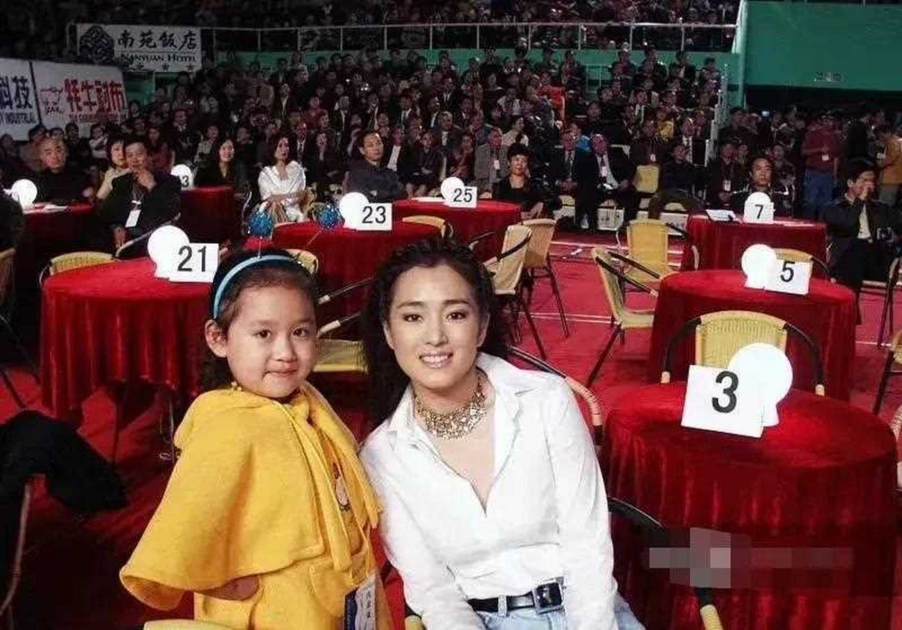 巩俐年轻时就是那样与众不同,自信,阳光,有气质,一件简简单单的白衬衣