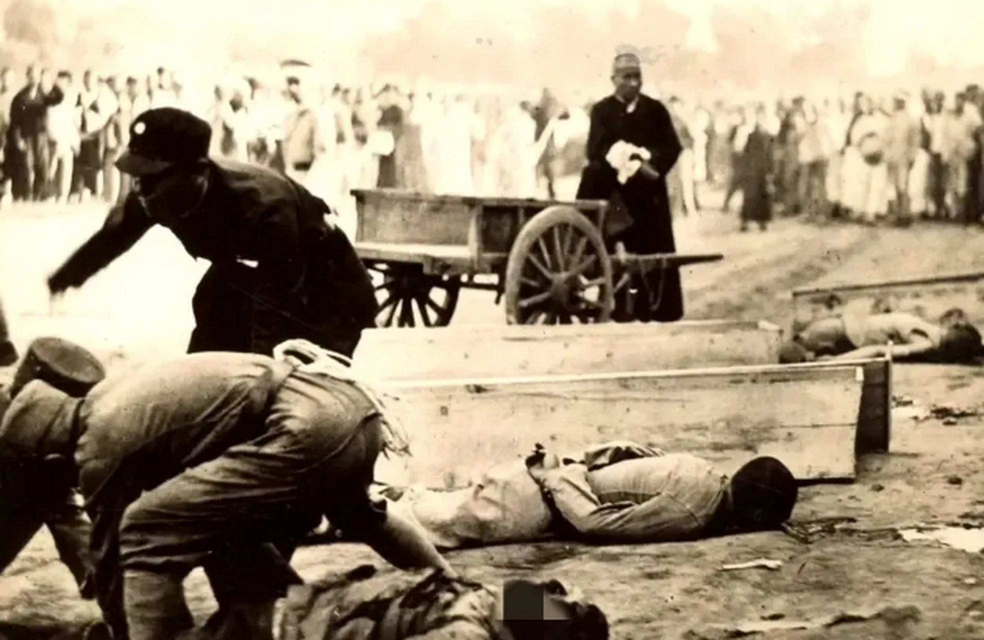 这是民国时期,郊外刑场,几名被枪毙的毒贩,照片中的他们横七竖八的躺